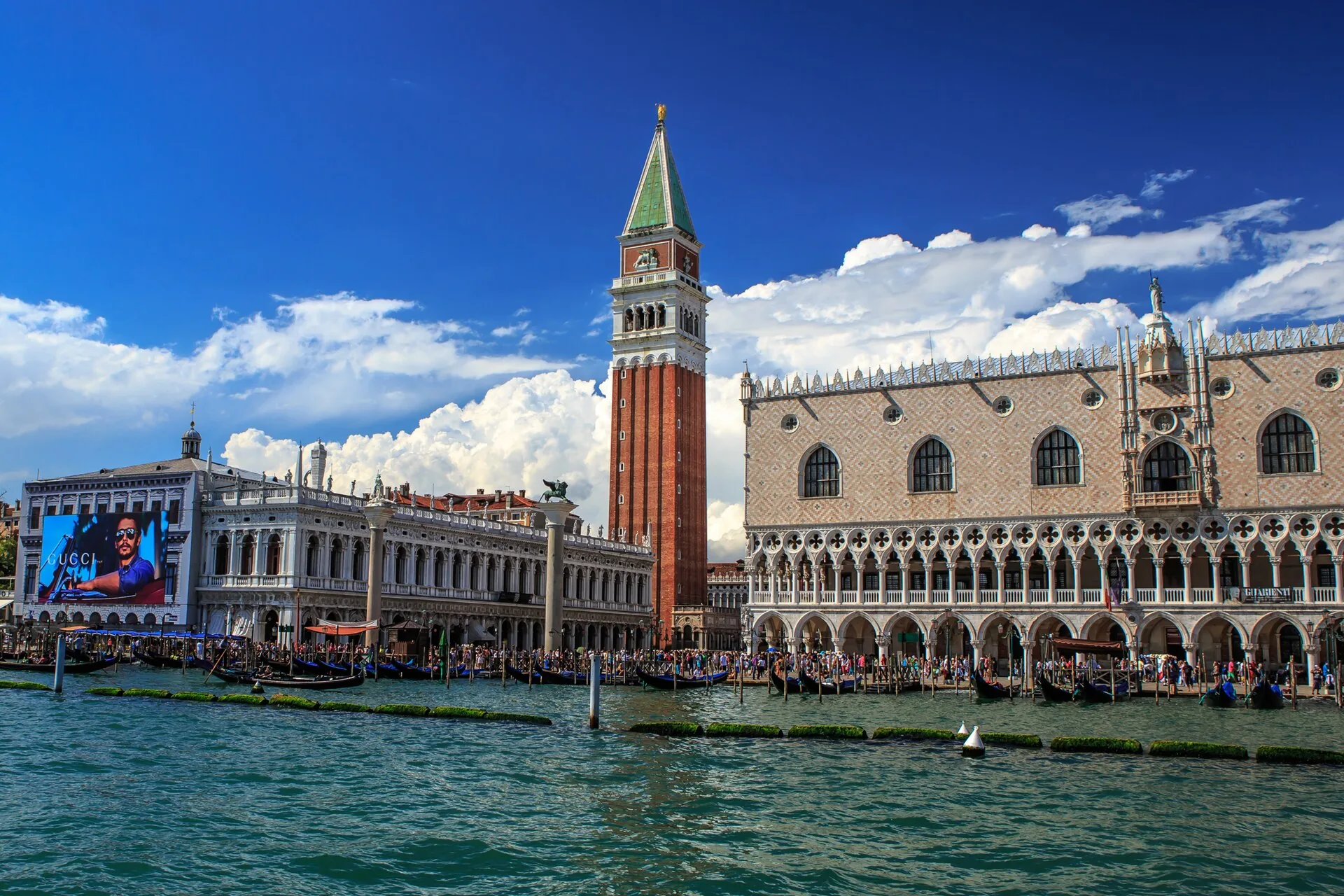 Bacino di San Marco affollato in estate, con il Palazzo Ducale e il Campanile sullo sfondo