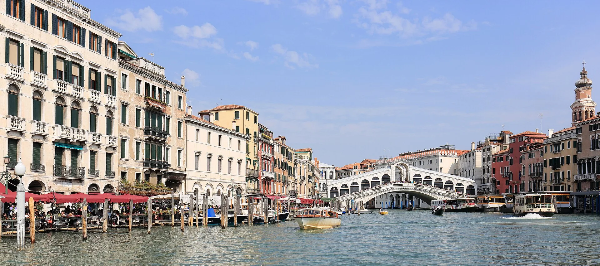 Il Canal Grande di Venezia con il Ponte di Rialto sullo sfondo